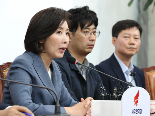 나경원 자유한국당 원내대표(왼쪽)가 2일 국회에서 열린 북한 어선 삼척항 입항 사건 최초 신고자 및 촬영자 초청 간담회에서 발언하고 있다. 오른쪽부터 최초 112신고자인 김경현 씨와 최초 촬영자인 전동진 씨. 연합뉴스